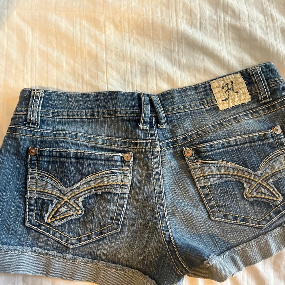 NEW WITHOUT tags.  I didn’t like how short these are never worn.
